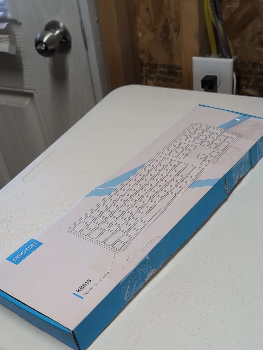 OMOTON Wireless/ Rechargeable Keyboard — White Finish     (95)